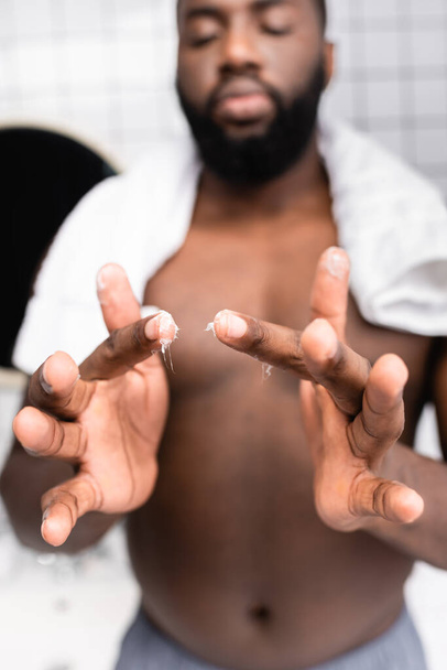 foyer sélectif de l'homme afro-américain utilisant remède pour renforcer la croissance de la barbe - Photo, image