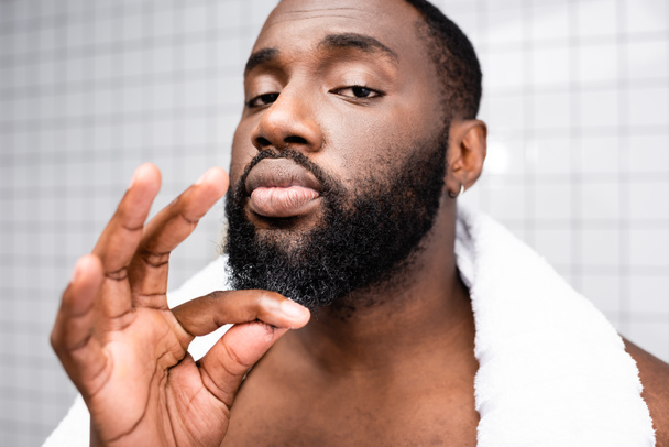 portré afro-amerikai férfi használ gyógymód erősítésére szakáll növekedés - Fotó, kép