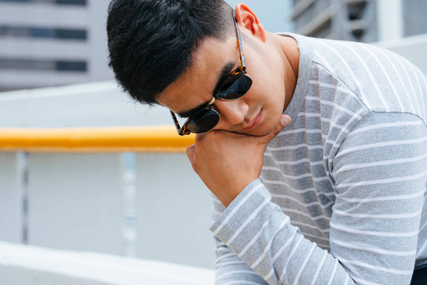 Retrato de pelo negro asiático adulto hombre usar gafas de sol. - Foto, imagen