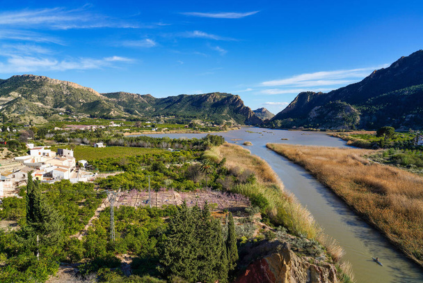 Zbiornik wodny Ojos, zwany również Azud de Ojos w Blanco, w regionie Murcja. W Hiszpanii. Rzeka Segura. Dolina Ricote. Widok z platformy widokowej Alto de Bayna - Zdjęcie, obraz