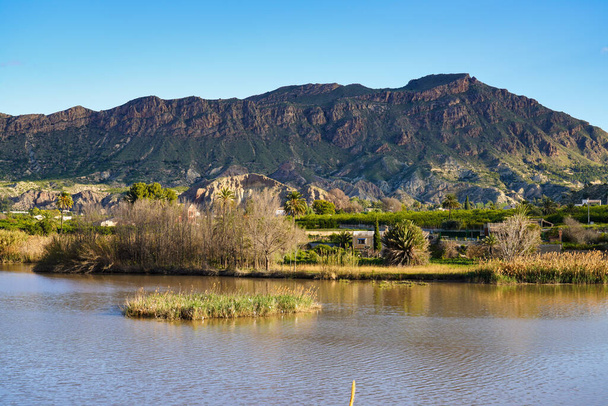 Водохранилище Охос, также называемое Азуд-де-Охос в Бланко, область Мурсия. В Испании. Река Сегура. Долина Рикоте. Вид со смотровой площадки Alto de Bayna - Фото, изображение