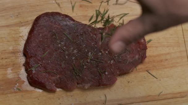 Lo chef professionista prepara bistecca di carne per friggere. Close up rallentatore. - Filmati, video