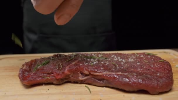 Professionele chef-kok bereidt vlees steak voor het bakken. Sluiten slow motion. - Video