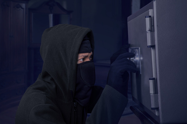 Un ladro che cerca di aprire una cassetta di sicurezza
 - Foto, immagini