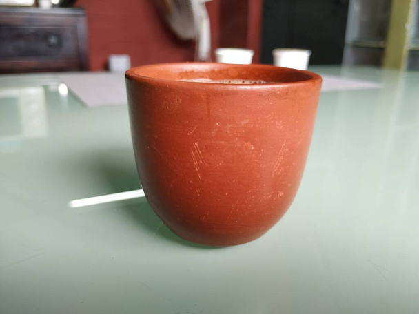 Nahaufnahme von Hand Made Clay oder Sand Kaffeetasse isoliert auf weißem Hintergrund - Foto, Bild