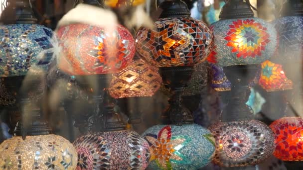 Πολύχρωμες τούρκικες λάμπες από γυάλινο μωσαϊκό που λάμπουν. Αραβικά πολύχρωμα αυθεντικά φώτα ρετρό στυλ. Πολλά φωτισμένα φανάρια των μαροκινών σκαφών. Ανατολική ισλαμική μεσανατολική διακόσμηση. Λαμπερό λαϊκό κατάστημα - Πλάνα, βίντεο