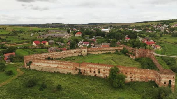 Staroselsky kasteel ruïnes op bewolkte dag luchtfoto panorama uitzicht. - Video