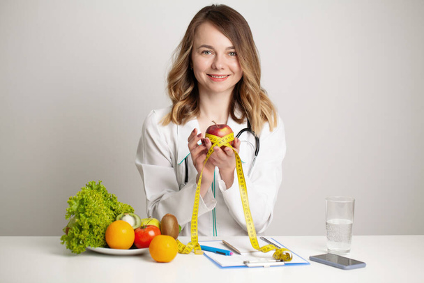 Jeune nutritionniste médecin écriture plan de régime, une alimentation saine - Photo, image