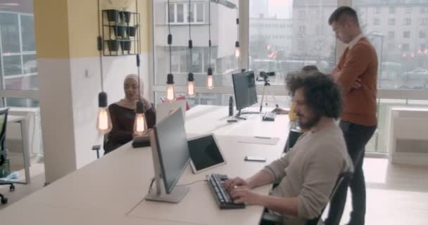 Skupina různorodých etnických lidí pracujících v moderní kanceláři - Záběry, video