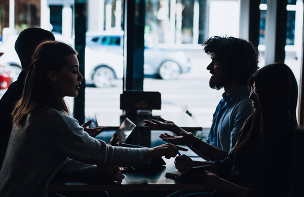 Werkcollega 's bespreken nieuwe marketingstrategieën tijdens een koffiepauze - Foto, afbeelding