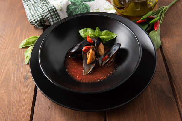 Cozze alla marinara, Мидии Маринара с томатным соусом, Итальянская кухня  - Фото, изображение