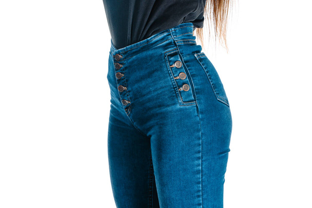 Studio body shot di una giovane donna alla moda che indossa jeans blu in stile moderno - Foto, immagini