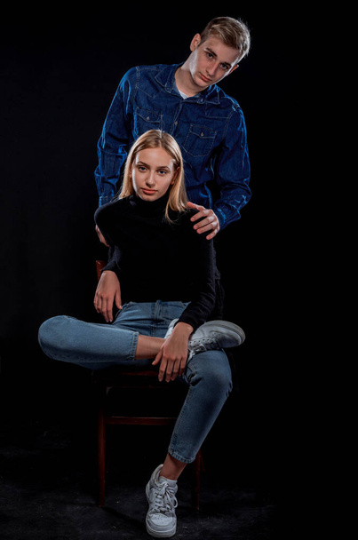Портрет красивой молодой пары в стильной одежде - Фото, изображение