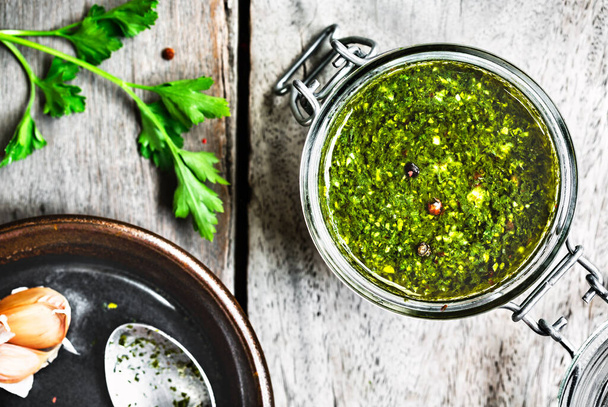 Salsa verde of Italiaanse peterselie dressing met verse ingrediënten - Foto, afbeelding