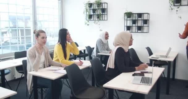 Equipe multicultural de alunos em uma aprendizagem em sala de aula - Filmagem, Vídeo