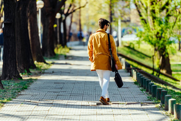 Houkutteleva liikemies kävelee puistossa - Valokuva, kuva