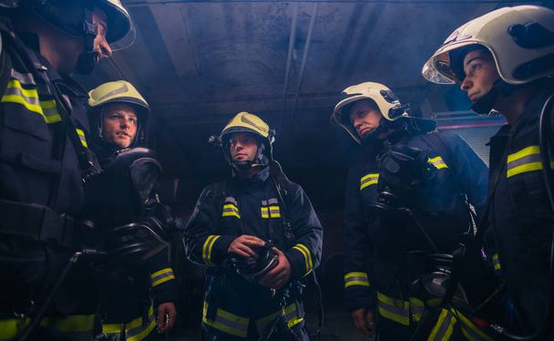 Група пожежників у пожежному управлінні організовує план дій з безпечного виконання
 - Фото, зображення