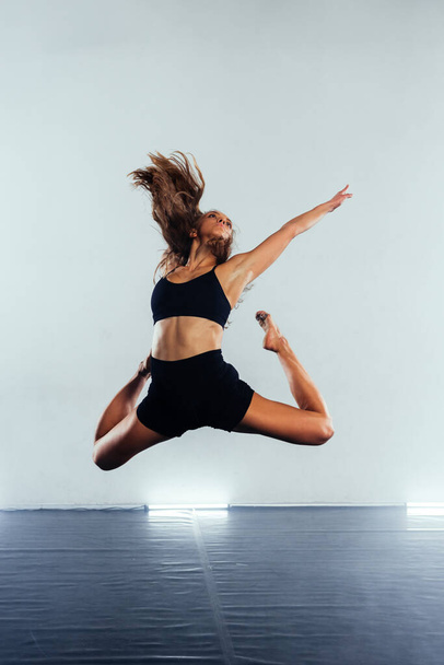 Mladá baletka praktikující současný baletní pohyb - Fotografie, Obrázek