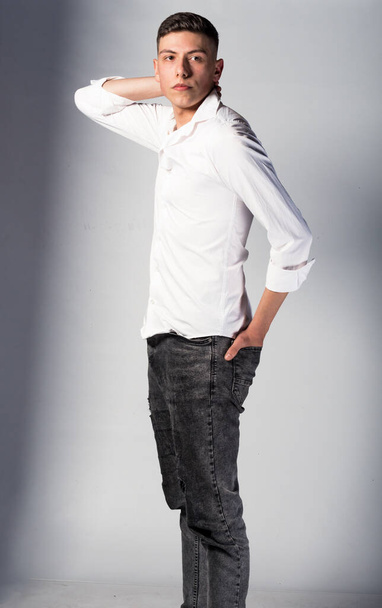 Egy vonzó fiatal férfi modell portréja fehér ingben. - Fotó, kép