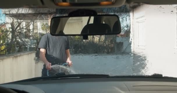 Автомийка хлопчика-підлітка, вид зсередини машини, розбризкування шланга
 - Кадри, відео