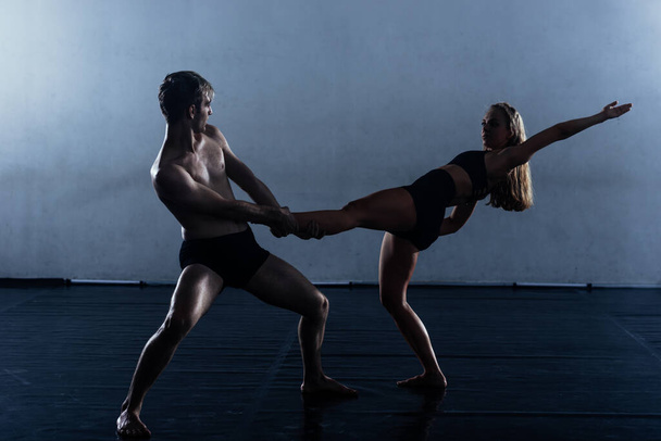Artistas de danza moderna practicando una rutina de ballet coreográfico - Foto, Imagen