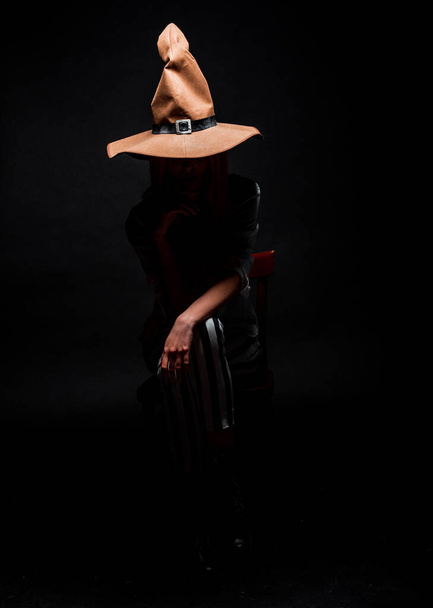 Corpo tiro de uma menina moderna legal vestindo um chapéu de bruxa marrom
 - Foto, Imagem