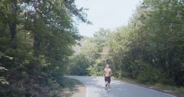 Man rent in de bergen zonder t-shirt, gespierd lichaam - Video