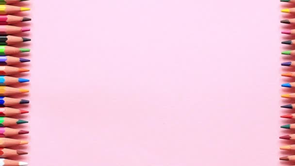 Остановить движение анимации движения цветных карандашей на розовом фоне - Кадры, видео