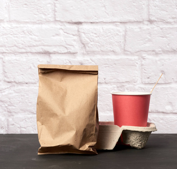 red paper disposable cups stand in the tray, white background, takeaway containers - Φωτογραφία, εικόνα