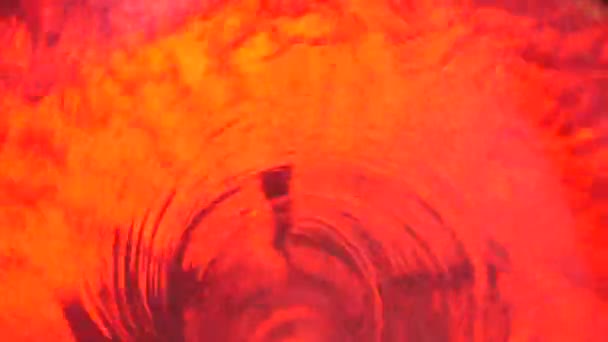 Symbol für Hölle, Inferno und Unendlichkeit. Red liquid hypnotic looped aqua swirl turning. Meditativ leuchtender Whirlpool. Faszinierender Spiraltunnel aus Kristallflüssigkeit. Feuriger surrealer rhythmischer Wassergradient - Filmmaterial, Video