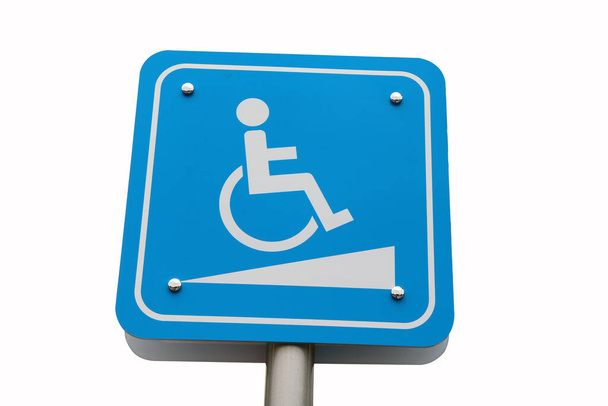 Handicapped segno segno di rampa scala per i disabili isolati su sfondo bianco. che hanno una condizione fisica o mentale che limita i movimenti o le attività. - Foto, immagini