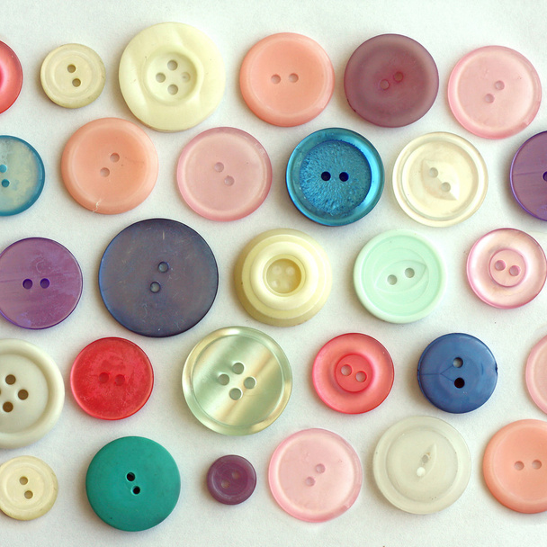 Pastel gekleurde vintage knoppen op witte achtergrond - Foto, afbeelding