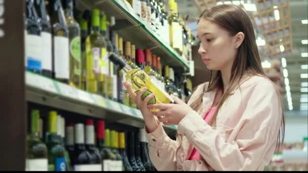 Αγοράζοντας αλκοόλ στο κατάστημα - Πλάνα, βίντεο