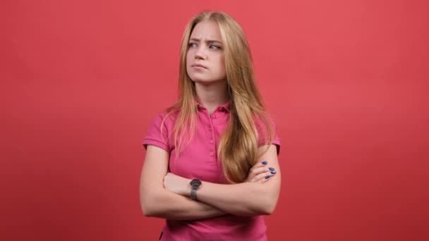 Portret van een verward meisje met gekruiste handen, intensief denkend - Video
