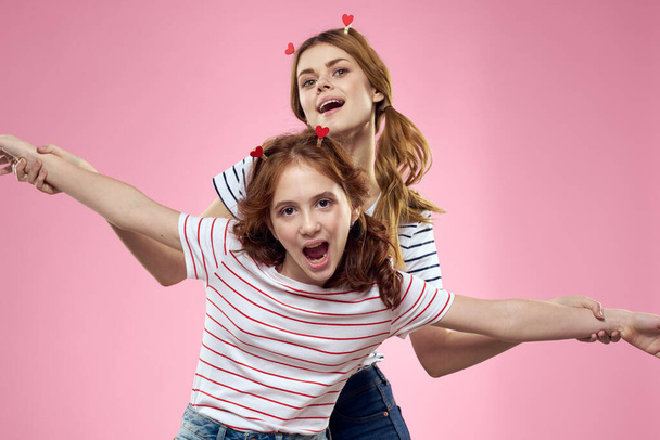 Весела мама і дочка радість стиль життя студія рожевий фон сім'ї
 - Фото, зображення