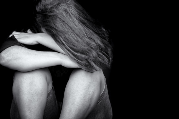 Young woman crying depression violence - Foto, immagini