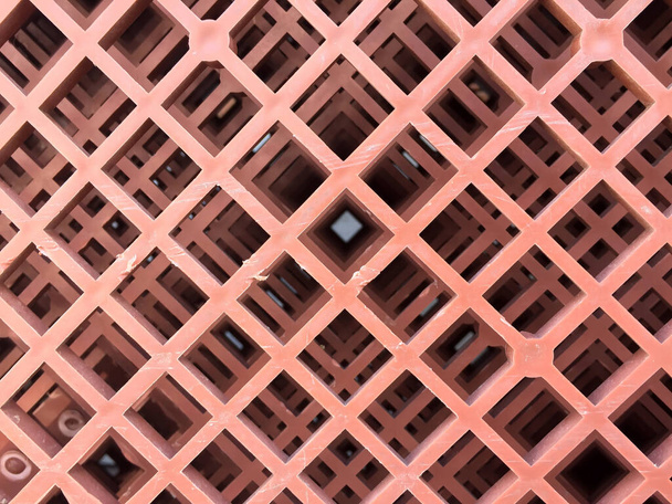 Fondo de cestas de plástico, color marrón de pila de plástico hasta patrón de excelencia. cuadrángulo de forma de diamante. - Foto, imagen