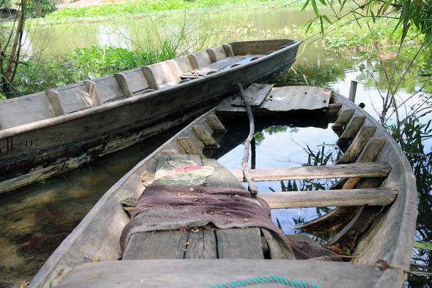 Lokalny sampan łodzi Tajlandii w kanale, Jeden dostępny i inny niedostępny, ponieważ wyciek łodzi, Pełna wody wewnątrz. - Zdjęcie, obraz