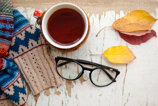 Осенний натюрморт. Теплый свитер, чай, очки. Осеннее вдохновение. - Фото, изображение