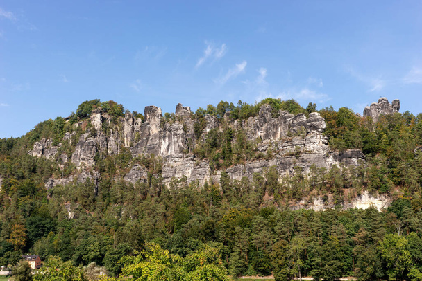 Veduta delle rocce Bastei a Rathen. Svizzera sassone. Paesi Bassi - Foto, immagini