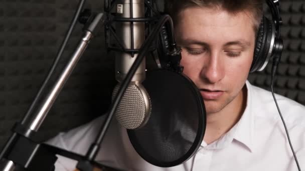 Fiatal zenész, aki új dalt vesz fel egy modern hangstúdióban. - Felvétel, videó