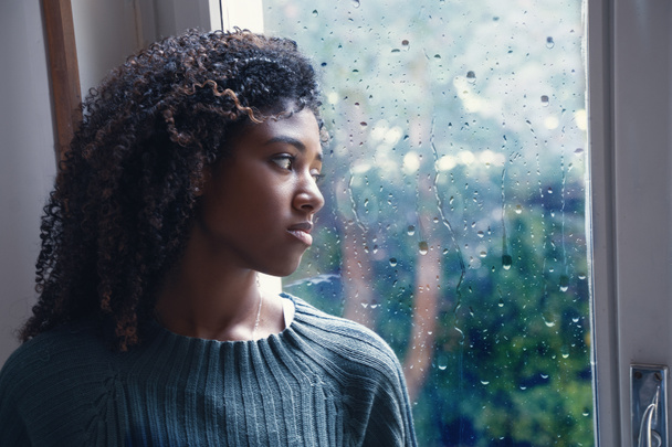 Siyah kadın evde yalnız başına depresyon belirtileri gösteriyor. - Fotoğraf, Görsel