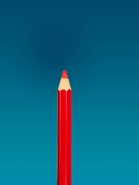 červená tužka na modrém pozadí, minimalistické pozadí, kopírovací prostor, prostor pro text. - Fotografie, Obrázek