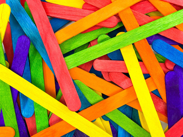 Sanat ve zanaat için kullanılan çok renkli ahşap çubukların yakın görüntüsü. Kimse yok.. - Fotoğraf, Görsel