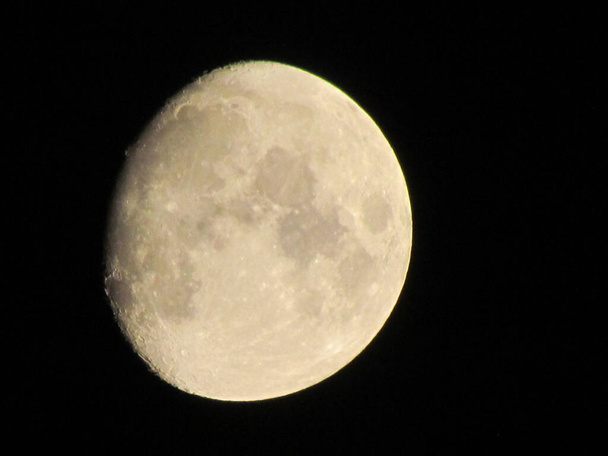Земляний місяць світить на чорному тлі вночі. Півмісяць темний і півмісяця темний на чорному фоні
. - Фото, зображення