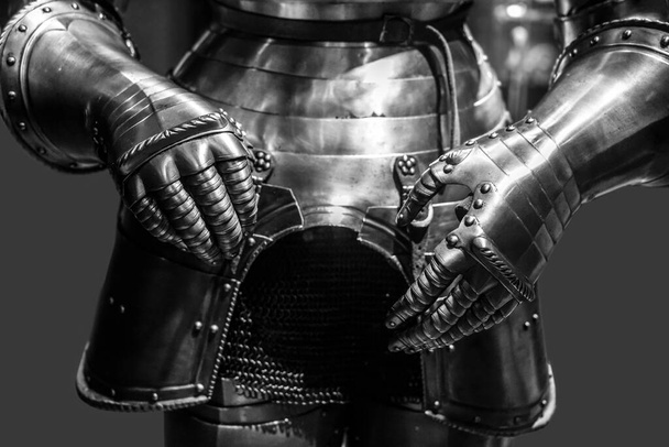 Closeup of antique steel gloves of a knight or warrior. - Foto, immagini