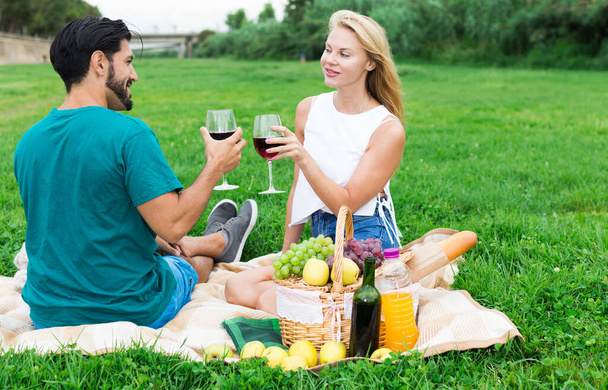 Man and woman are sitting and relaxing with wineglasses - Φωτογραφία, εικόνα