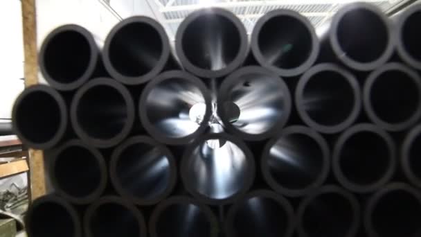 Tubos de plástico negro en el almacén de fabricación - Imágenes, Vídeo