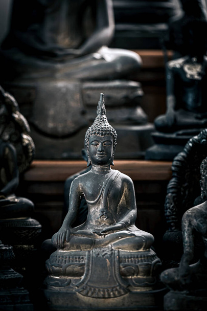 Posąg Buddy jest symbolem przedstawiciela buddyjskich proroków, którego buddyści używają do okazywania szacunku.. - Zdjęcie, obraz