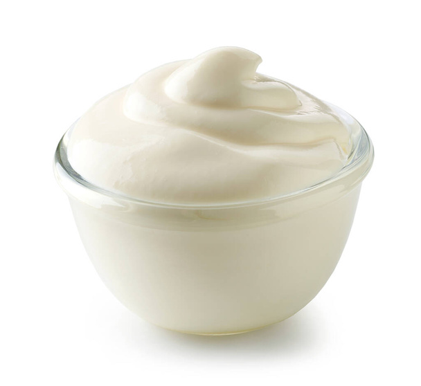 Glasschale mit Schlagsahne-Joghurt isoliert auf weißem Hintergrund - Foto, Bild